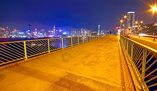 夜间行人过桥和交通桥运输建筑日落速度景观场景立交桥蓝色运动风景图片