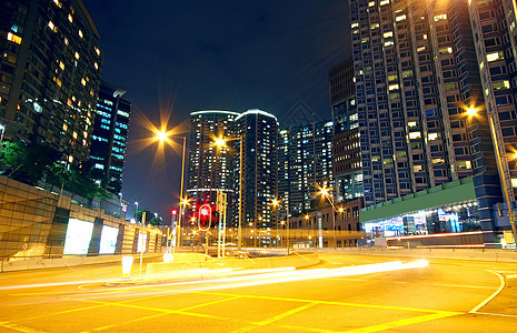 夜间城市地区曲线运输速度建筑辉光市中心运动过境路灯景观图片