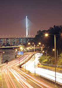 夜间通过市区的交通流量地标商业场景驾驶蓝色景观旅行公共汽车街道市中心图片