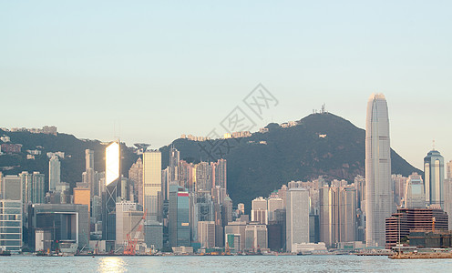 香港清晨港口航行血管城市摩天大楼蓝色地标海岸办公室巡航图片