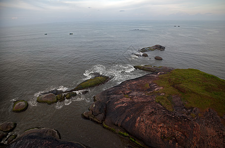 逐海滩的岩石三叶草海岸线海岸绿色海洋石头风化悬崖吸引力苔藓图片