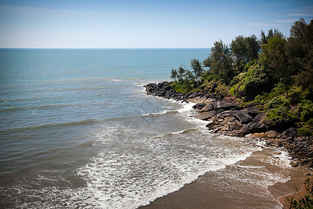美丽的海洋海滩海岸苔藓岩石悬崖风化海岸线绿色三叶草吸引力波浪图片
