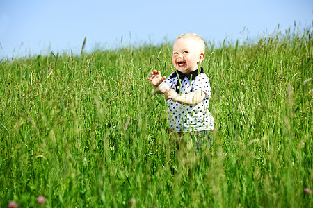 青草中的男孩喜悦场地衬衫眼睛儿子生活微笑孩子金发天空图片
