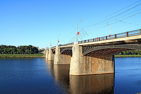 横渡河流的汽车桥安全土地交通天空沥青摄影海岸穿越城市历史图片