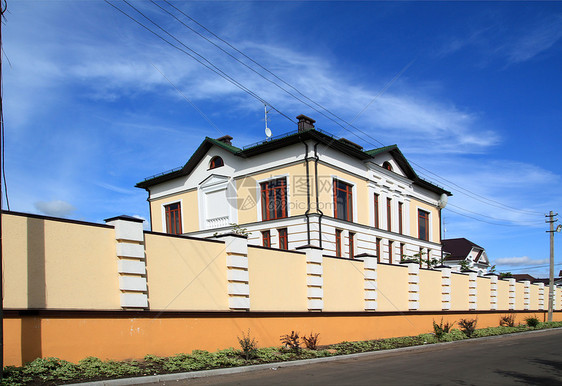 公路附近小屋图片