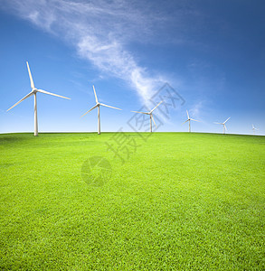 有云背景的绿地风力涡轮机图片