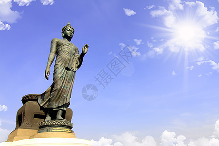 泰国漫走佛佛像教会寺庙场景雕塑雕像天空纪念碑扫管蓝色宗教背景图片
