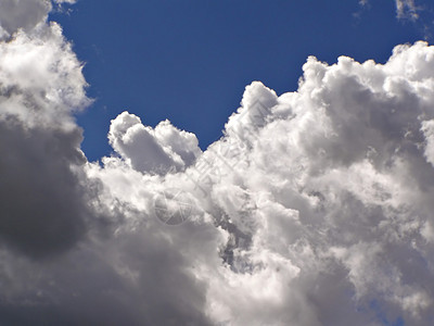 天空中的云彩气象太阳亮度场景阳光照射美丽蓝色臭氧风暴天堂图片