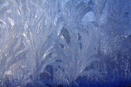 窗口上的冰冻结结晶玻璃季节性日落季节日出寒冷水晶雪花图片