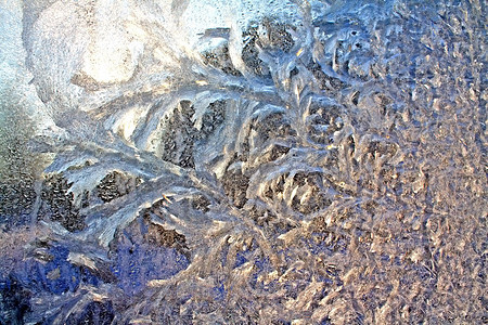 窗口上的冰寒冷气候水晶结晶雪花窗户雾凇蓝色日落季节性图片