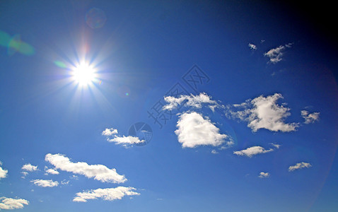 太阳在阴云的天空中阳光蓝色天气云景气氛积雨编队天堂风景射线图片