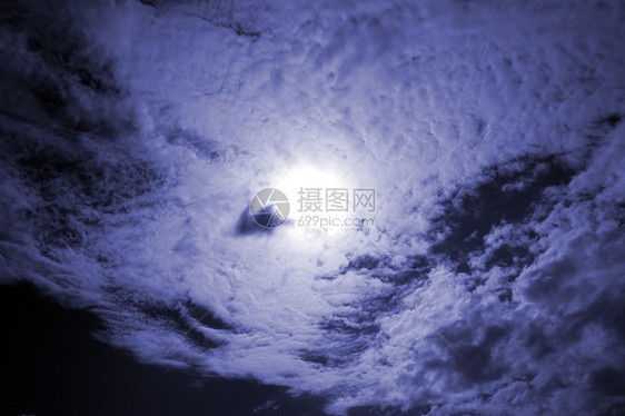 太阳在阴云的天空中阳光射线云景白色积雨天堂气氛天气编队气象图片