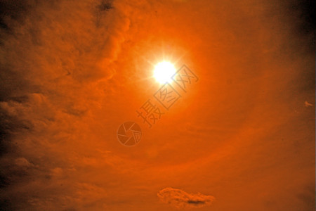 太阳在阴云的天空中橙子日出黄色气象红色编队气氛天堂云景阳光图片