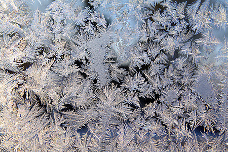 窗口上的冰雪花玻璃雾凇季节棕色水晶冻结气候寒冷日落图片