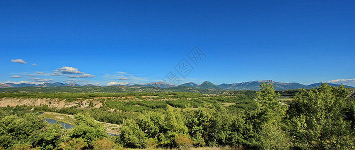 风景蓝色环境森林溪流山脉激流岩石天空晴天高地图片