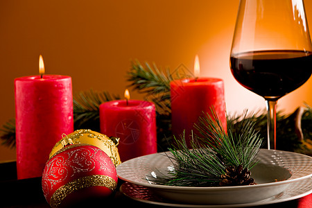 装饰的圣诞节表空气高脚杯派对木头金子节日装饰品火球松树蜡烛图片