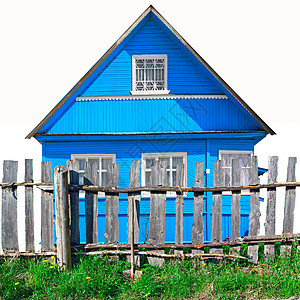 对蓝色建筑的旧木栅栏图片