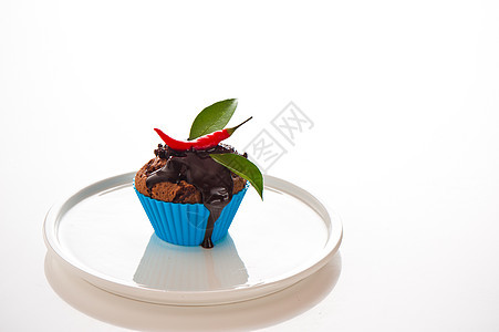 热巧克力蛋糕 加液体巧克力和红辣辣椒装饰蔬菜美食食物插图味道可可风格蛋糕肉桂图片