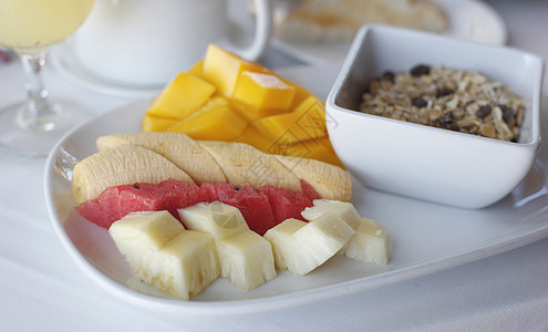 健康早餐 配有麦面食肉和各种新鲜软质食品盘子活力谷物西瓜水果甜点玉米饮食食物福利图片