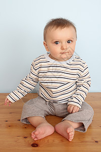 宝宝男孩男性童年儿子白色微笑眼睛男生工作室木地板衬衫图片