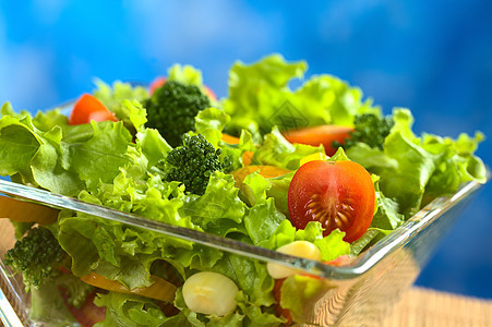 新鲜轻型蔬菜沙拉绿色玉米红色午餐照片水平胡椒食物图片