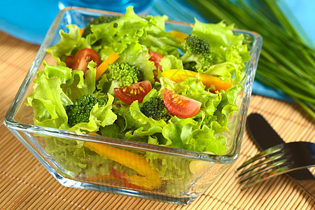 新鲜轻型蔬菜沙拉胡椒红色午餐绿色照片玉米水平食物图片