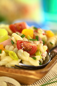 面食沙拉食物胡椒黄色韭葱草本植物照片红色绿色蔬菜韭菜图片
