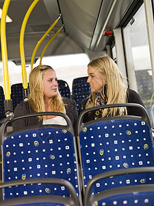 公共汽车上的妇女汽车女孩们女性朋友们内饰车辆旅行陆地窗户驾驶图片
