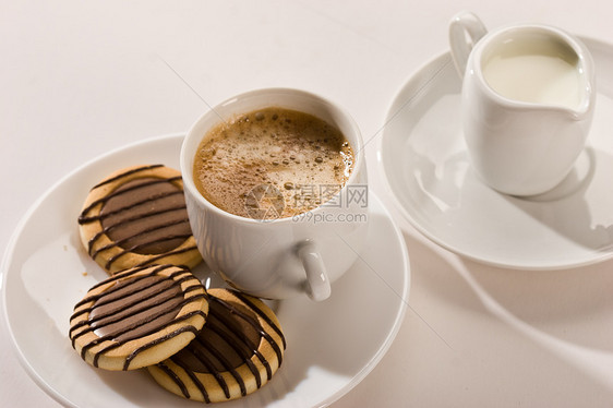 咖啡勺子馅饼白色巧克力生活甜点杯子食物牛奶棕色图片