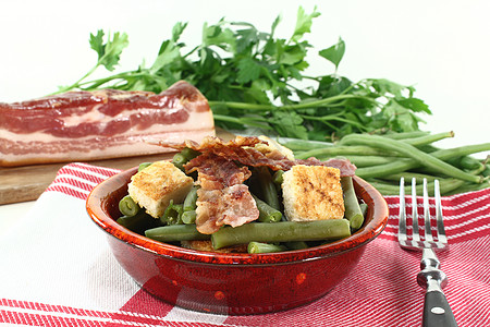 青豆加培根绿色食物油炸香菜蔬菜盘子熏肉图片