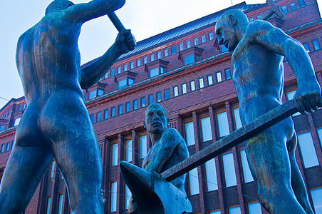 三个铁匠工作城市锤子雕塑纪念碑青铜劳动男人图片
