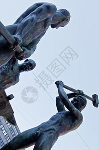 三个铁匠青铜工作纪念碑男人劳动锤子城市雕塑图片
