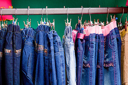 商店儿童衣架上的Denim裤子店铺收藏服装衣服零售纺织品织物架子活力牛仔裤图片