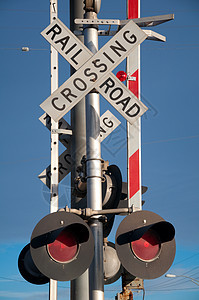 跨越铁路危险穿越蓝色运输力量街道商业火车交通警告图片