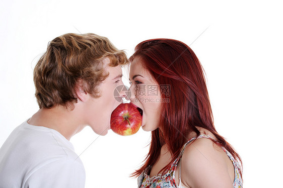 咬一个苹果夫妻女朋友男生女性恋人异性男性女孩快乐水果图片