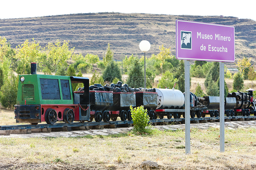 西班牙阿拉贡埃斯库查采矿博物馆采矿外观窄轨车皮营地工业火车矿业运输货车图片