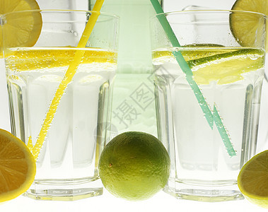 生命中水中的活性青柠玻璃瓶子静物柠檬盘子饮食吸管眼镜内饰图片