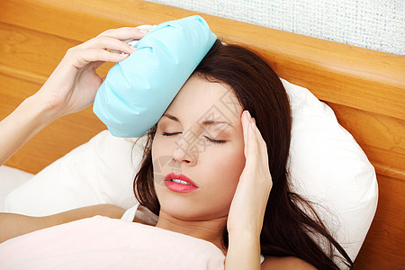 受苦女人头顶着冰块冰袋痛苦药品情感流感治疗保健女性宿醉疾病图片