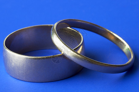 结婚戒指紧紧关上妻子蓝色卡车宏观婚姻女性金子丈夫男性婚礼图片