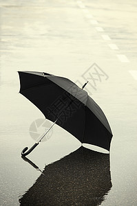 雨季黑色条纹男性灰色气候天气白色概念阴雨背景图片