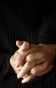 长者手工作拇指祖母手指信仰女性老化女士宗教黑色图片