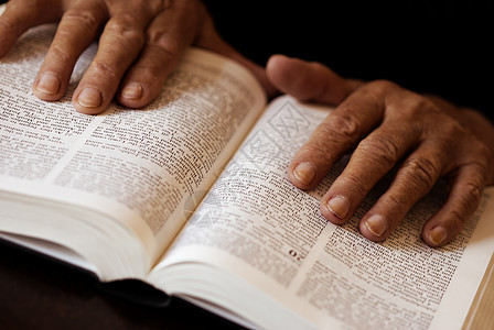读取圣经教友服务棕褐色浸信会英语新约旧约神学信仰信徒背景图片