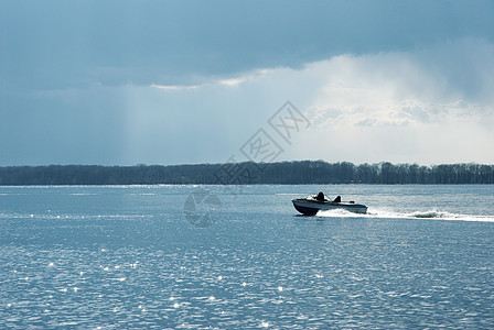 渔船波浪蓝色阳光太阳快艇娱乐汽艇运输男人活动图片