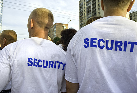 安全成人街道男性社论活动人群危险白色报告文学警卫背景图片