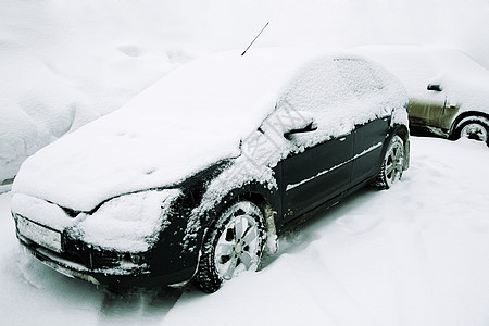 下雪后暴风雪降雪街道黑色雾凇自然灾害概念汽车白色车辆背景图片