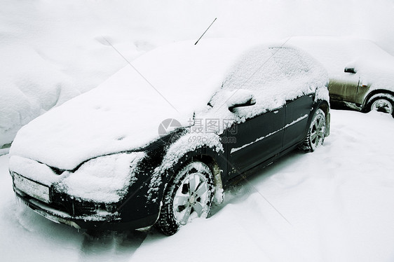 下雪后暴风雪降雪街道黑色雾凇自然灾害概念汽车白色车辆图片