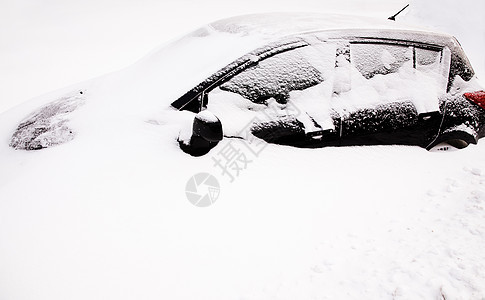 下雪后街道暴风雪雾凇黑色白色概念自然灾害汽车车辆降雪图片