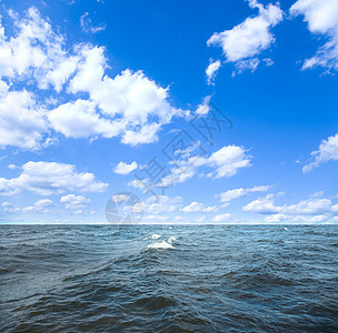 暴风雨海洋海浪风暴波纹蓝色太阳天空反射图片