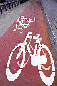 城市中的自行车赛道标志图片