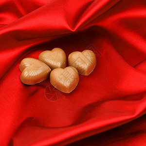 红沙子上的糖果心小吃巧克力奢华金子生日标签展示正方形甜点食物图片